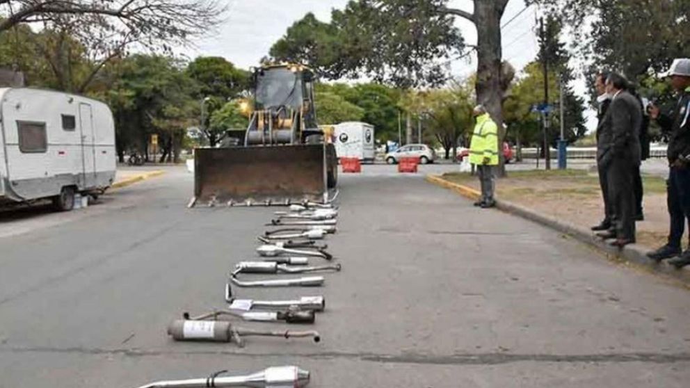 El momento en el que se procede a la trituración de los caños de escape a la vista de los vecinos (Gentileza ElDiaroCba.com.ar).