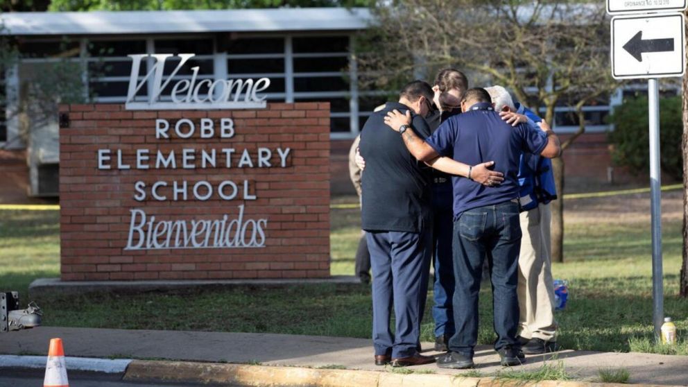 Dolor e indignación en la puerta del colegio en Texas donde ocurrió la masacre (Twitter).