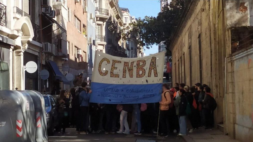 Los estudiantes marcharon al Consejo Superior de la UBA (Gentileza AM530SomosRadio).