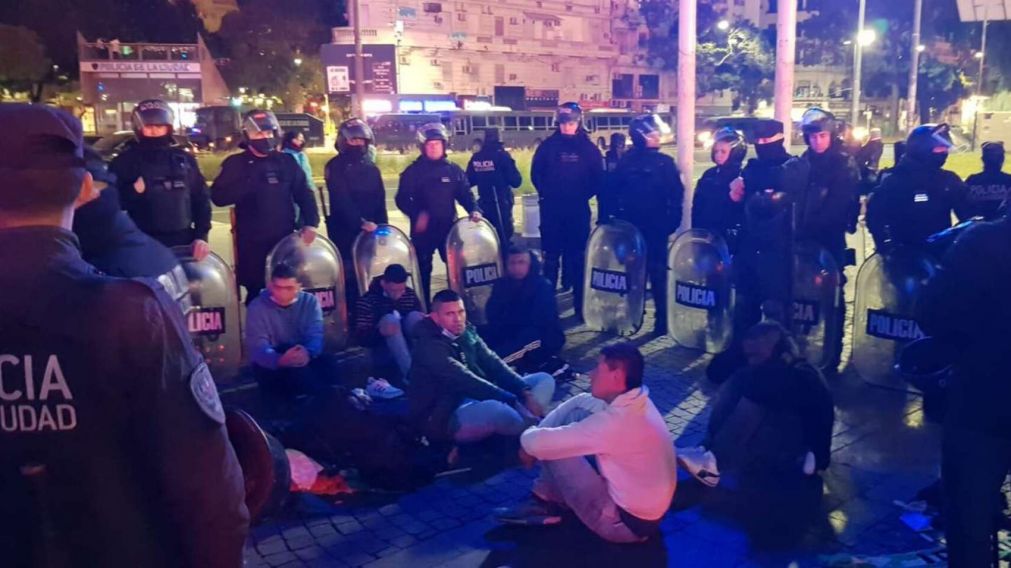 Detuvieron a hinchas de Deportivo Cali en el Obelisco con navajas y machetes tras la batalla campal (imagen TN).