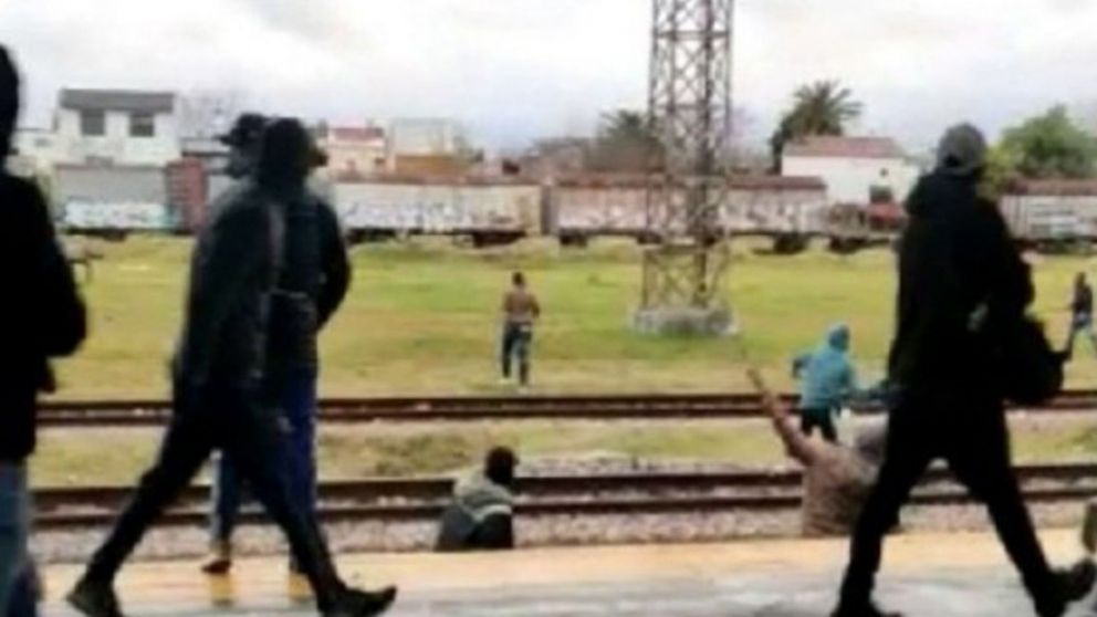 Apuñalados durante el enfrentamiento entre hinchas de Racing y Deportivo Cali.