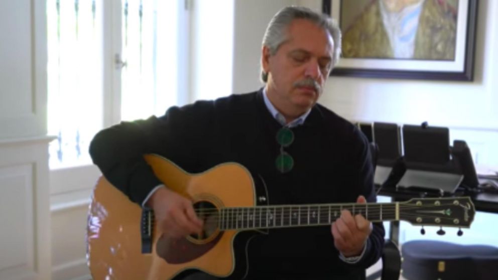 Alberto Fernández cantó una famosa canción de Litto Nebbia.