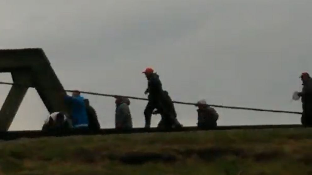 Los barras comenzaron a tirarle piedras a los uniformados.