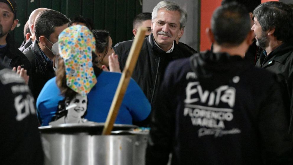 Alberto Fernández compartió un locro con trabajadores de la economía popular en Florencio Varela.