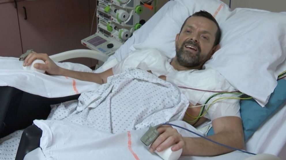 Un hombre recibió un trasplante de brazos y cumplió el gran sueño pendiente de su vida (imagen EuroNews).