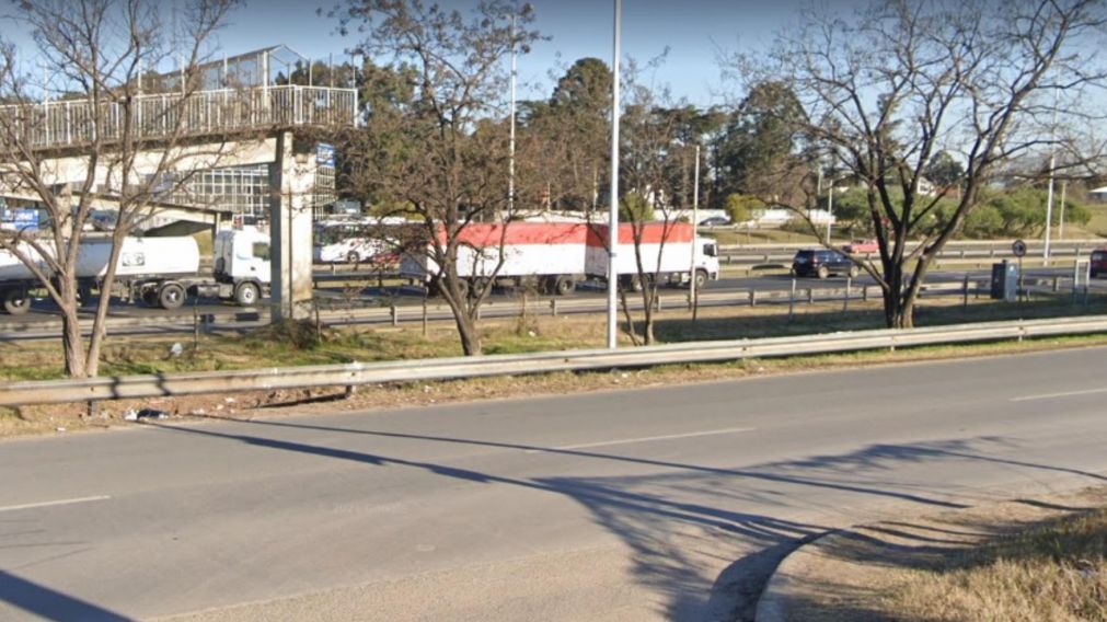 Ac�, en esta zona del Acceso Oeste, sucedi� el tiroteo entre el polic�a y los malvivientes.
