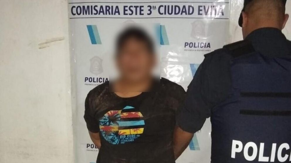 El sujeto de 49 años que fue arrestado tras haber sido acusado de "robo agravado" en la casa donde estaban los gendarmes.