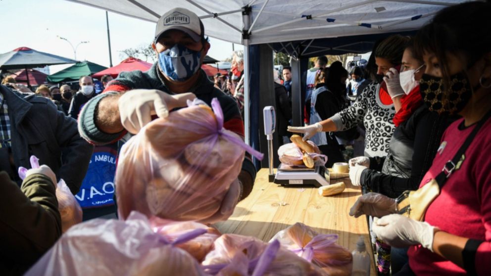 En la manifestaci�n realizada en Retiro este lunes, el pan se vendi� a 150 pesos el kilo (T�lam).
