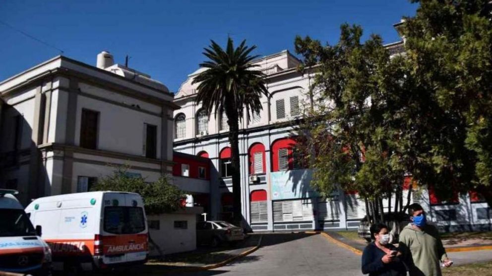 El delincuente quedó internado y con custodia policial.