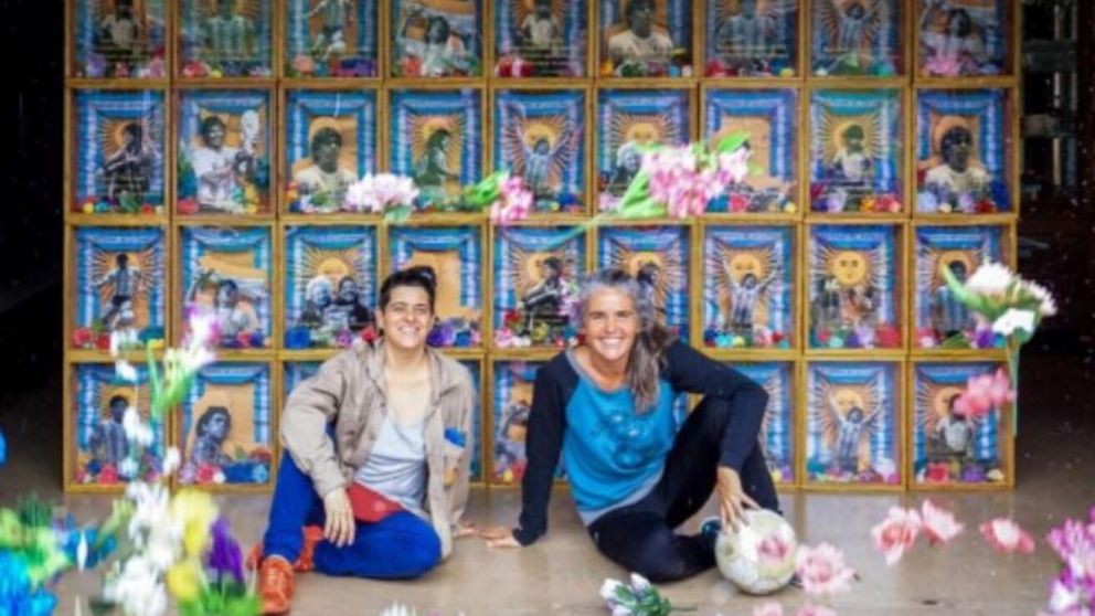Dos fan�ticas de Diego Maradona lo homenajean levantando altares en su honor (Instagram).