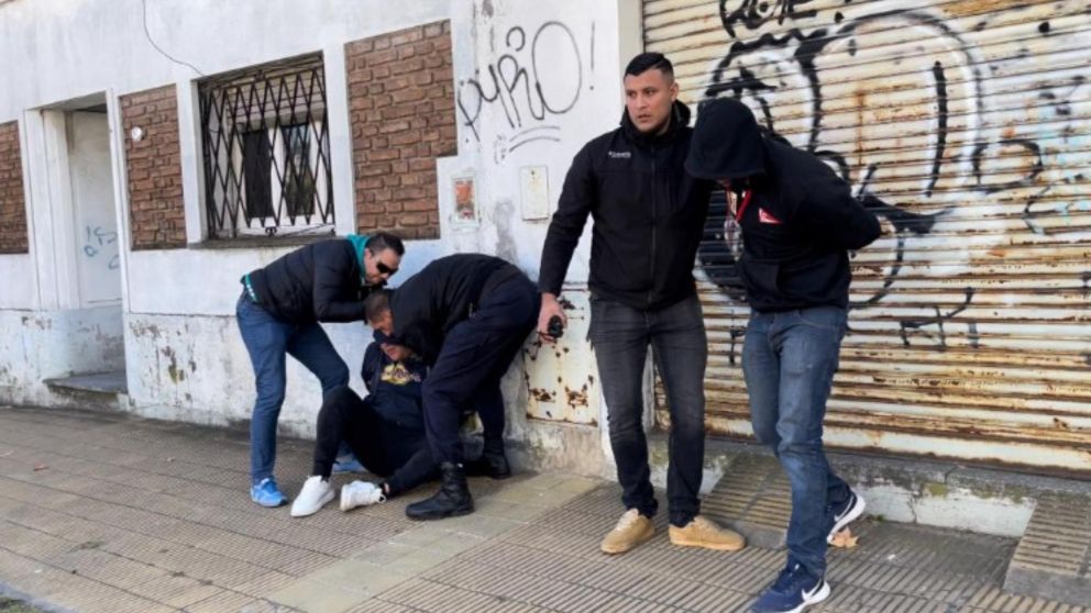 Así fueron reducidos los delincuentes que sustrajeron el rodado.