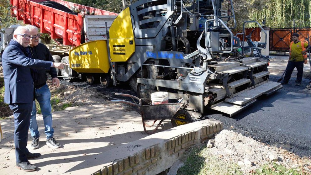 En Ricardo Rojas, Julio Zamora monitoreó nuevos trabajos de pavimentación.