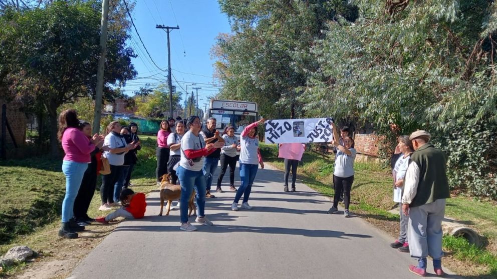 La familia al enterarse del la condena con un cartel de se hizo justicia.