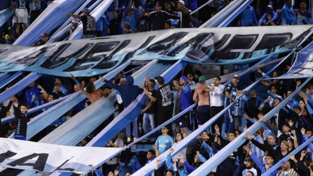 El cruce de videos se dio por las redes sociales.