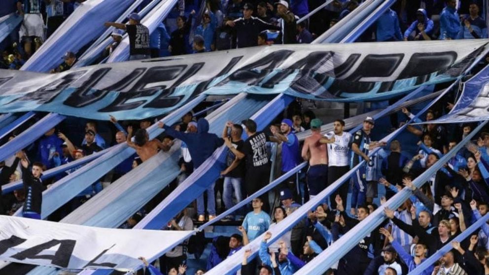 El cruce de videos se dio por las redes sociales.