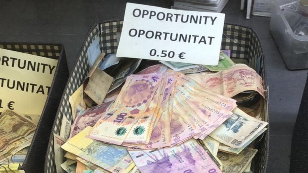 En el lugar vendían al peso argentino como "baratija".