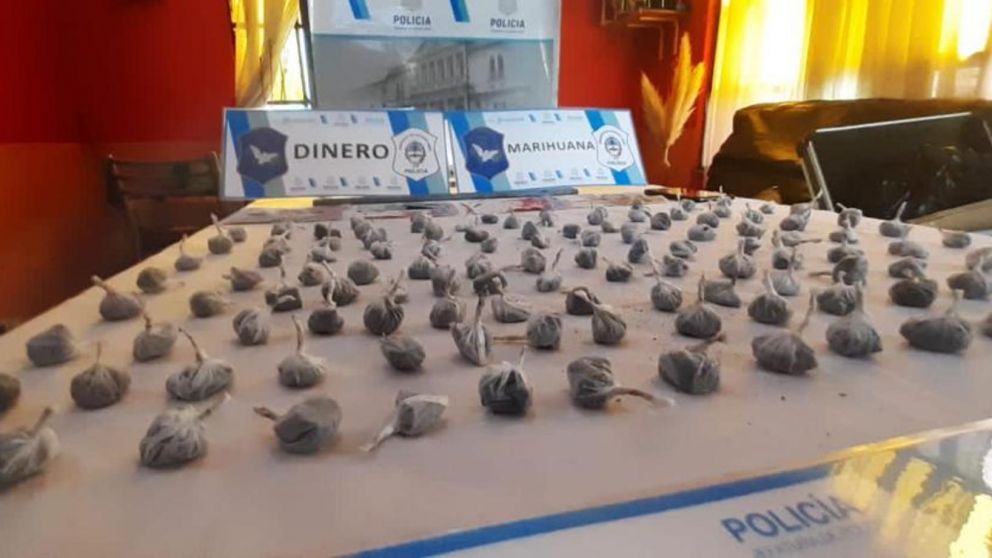 Parte de la droga que fue secuestrada por los investigadores policiales.