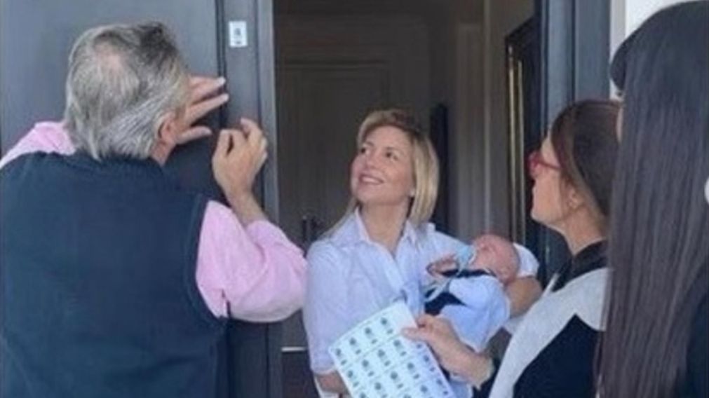 El momento en el que el primer mandatario pega la estampilla identificatoria (Foto Instagram).