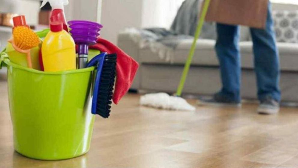 Empleadas domésticas reciben aumento salarial y bono de ANSES (Imagen ilustrativa).