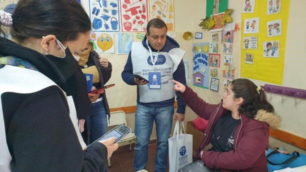 El gobernador, pechera colocada y credencial al cuello, listo para cumplir con su tarea.