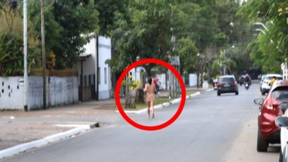 La mujer fue fotografiada durante su alocada carrera por las calles de la ciudad, antes de arrojarse al río (gentileza LT7).