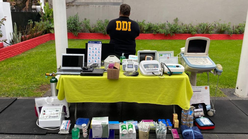 Los diversos elementos que fueron secuestrados durante el operativo por el consultorio médico trucho en Martínez.