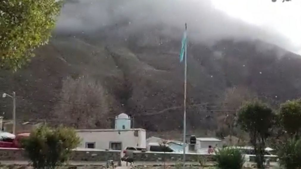 Las imágenes se multiplicaron en las redes sociales cuando los pobladores del lugar compartieron videos y fotos de la primera nevada.