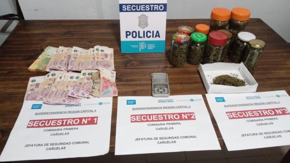 Estos son los diversos elementos que fueron secuestrados por los funcionarios policiales.