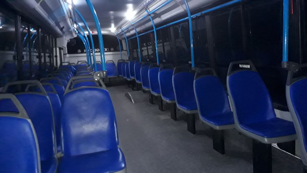 Un joven se quedó dormido en el colectivo y pasó la noche encerrado en el interno (imagen Twitter).