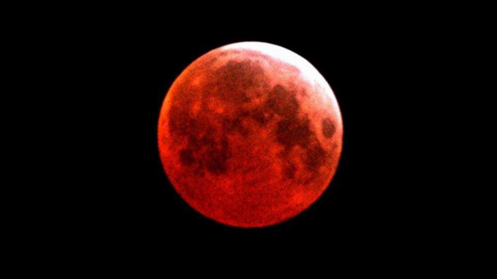 Eclipse total de luna 2022: así se vivió el fenómeno astronómico (imagen Twitter).