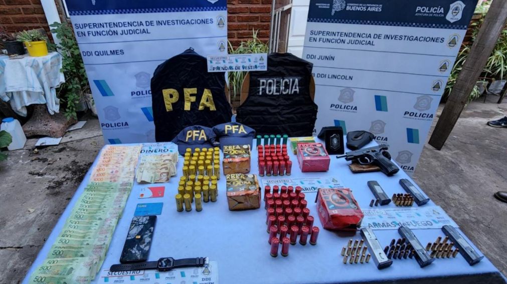 Estos son los diversos objetos que fueron incautados por los investigadores policiales.