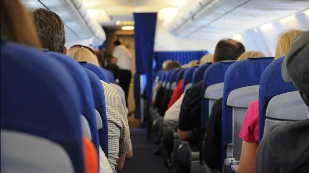 Un grupo de pasajeros londinenses causaron graves disturbios a bordo de un avi�n y fueron registrados por una c�mara.