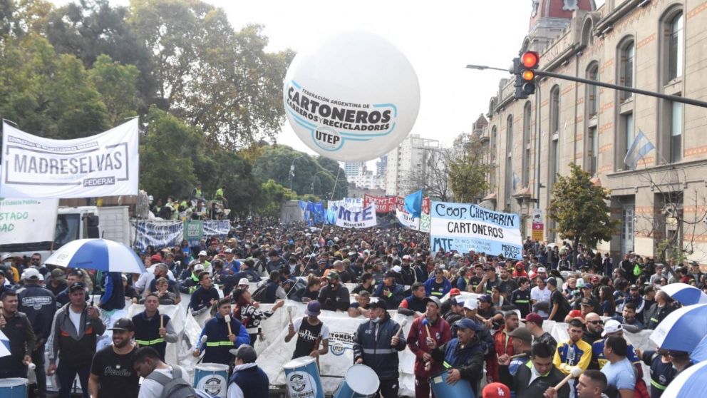 Masiva protesta de cartoneros en el centro porte�o: "Ganamos 19 mil pesos". (Cr�nica/Pablo Vill�n)
