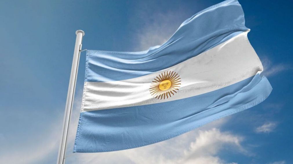 Un nene se enteró que robaron la bandera de su escuela y compró una nueva con sus ahorros (imagen ilustrativa).