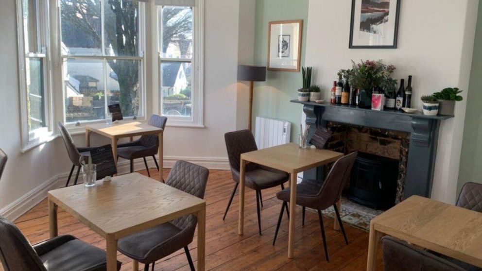 El due�o del restaurante tom� una dr�stica decisi�n por el comportamiento de los clientes.