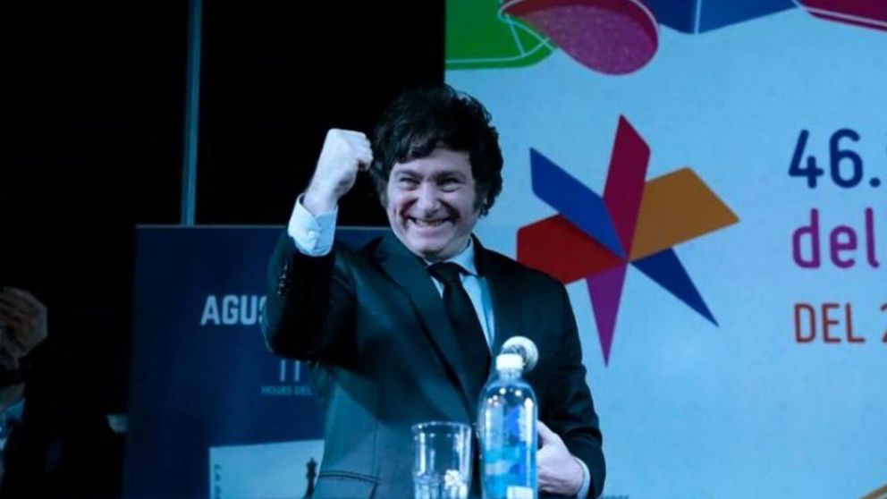 Javier Milei estuvo en la presentaci�n de un libro (Twitter).