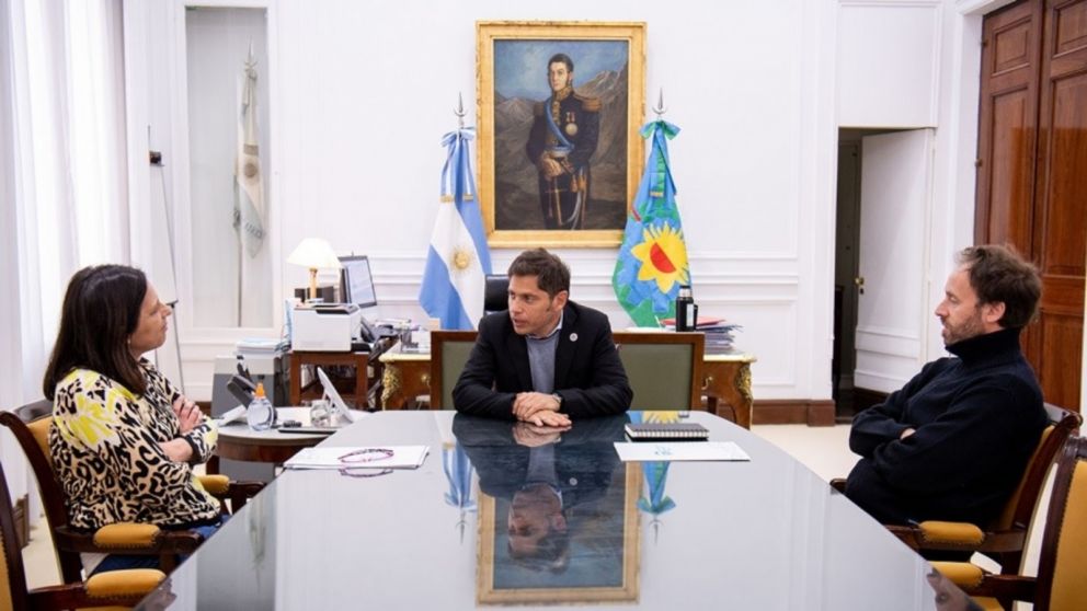 Marina Moretti, Axel Kicillof y Pablo López, tras anunciar el aumento de las jubilaciones mínimas.