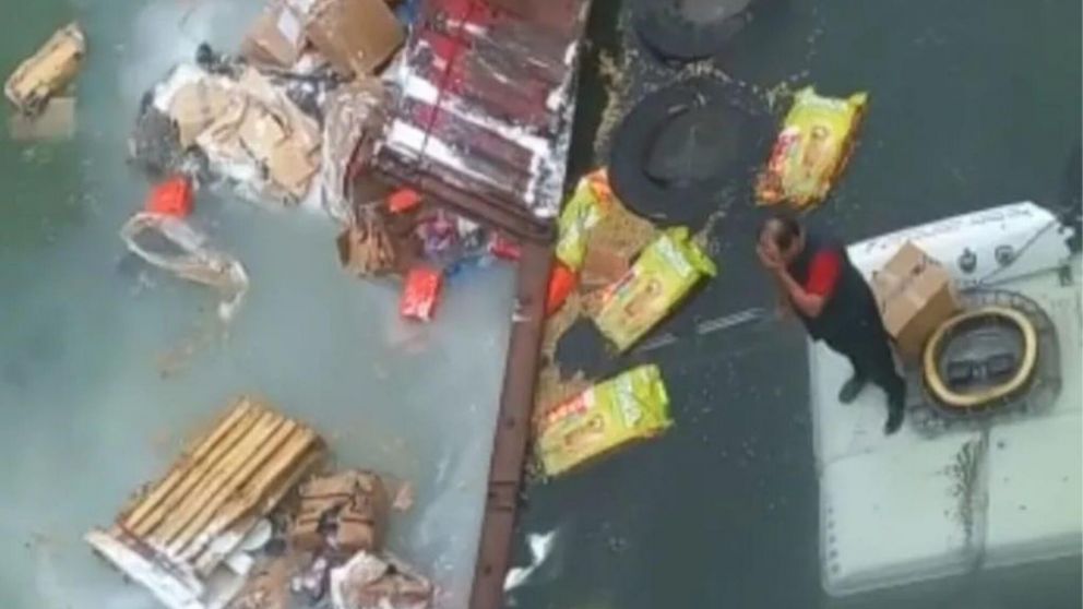 El camionero logró salir y se subió a la cabina semisumergida del vehículo.