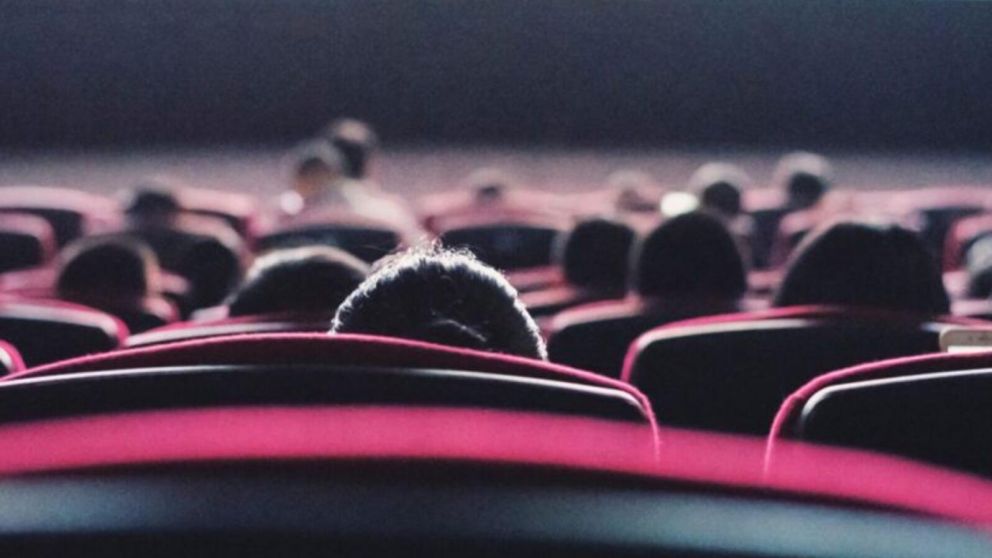 Cuando las luces se apagan en el cine suceden situaciones desconcertantes. (Imagen ilustrativa).