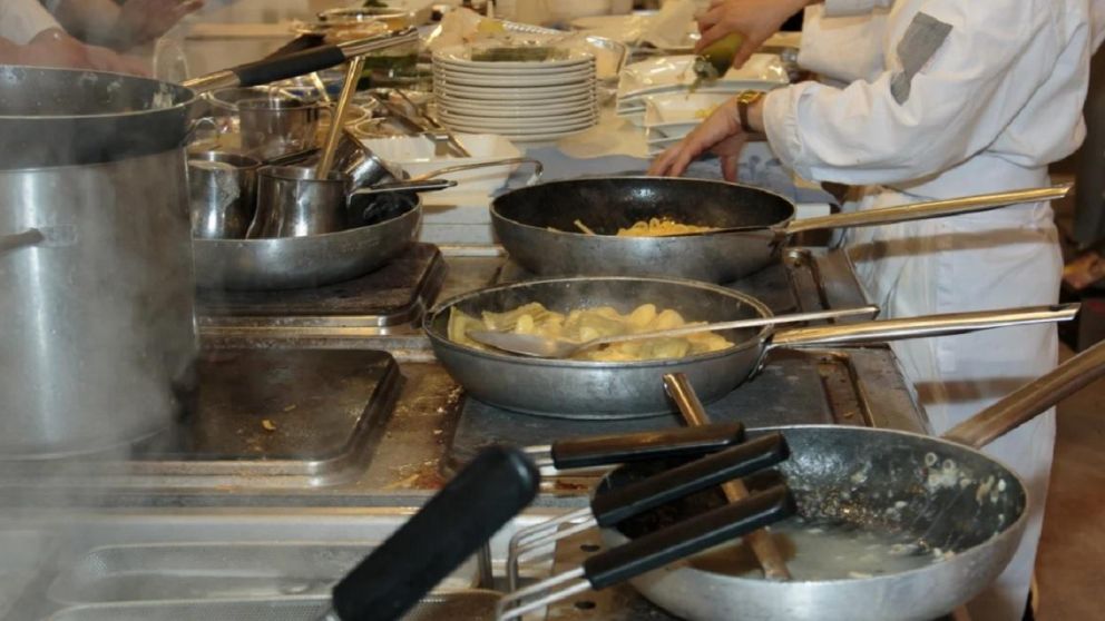 Un tiktoker mexicano compartió lo que ocurre en la cocina del restaurante para el que trabajo y generó cientos de reacciones negativas en las redes.