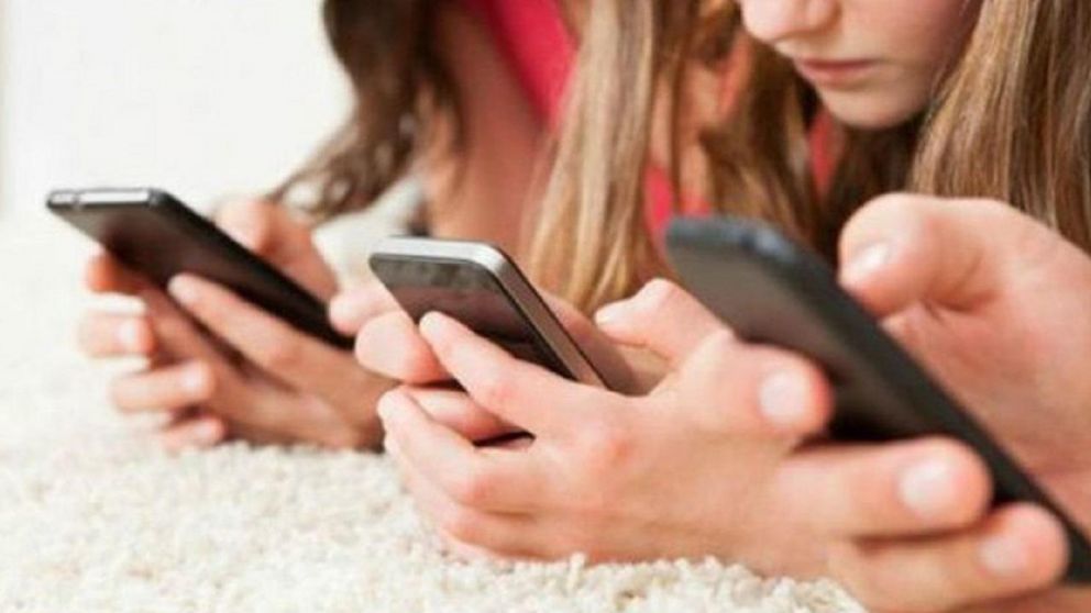 No llevar el celular a la escuela y no usarlo en la mesa son algunas de las cláusulas del contrato.