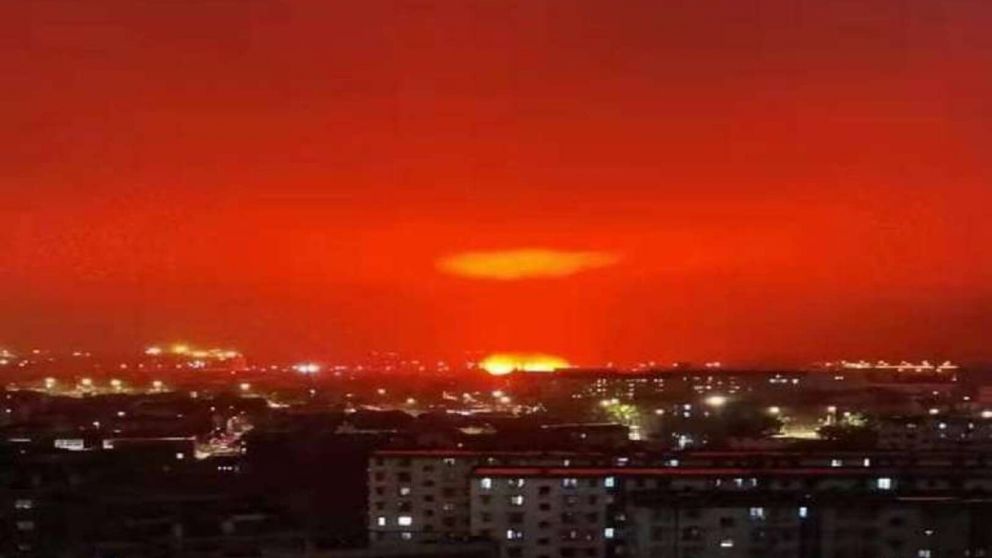 El cielo se tiño de rojo y aterrorizó a los habitantes en una ciudad de China (imagen Twitter).