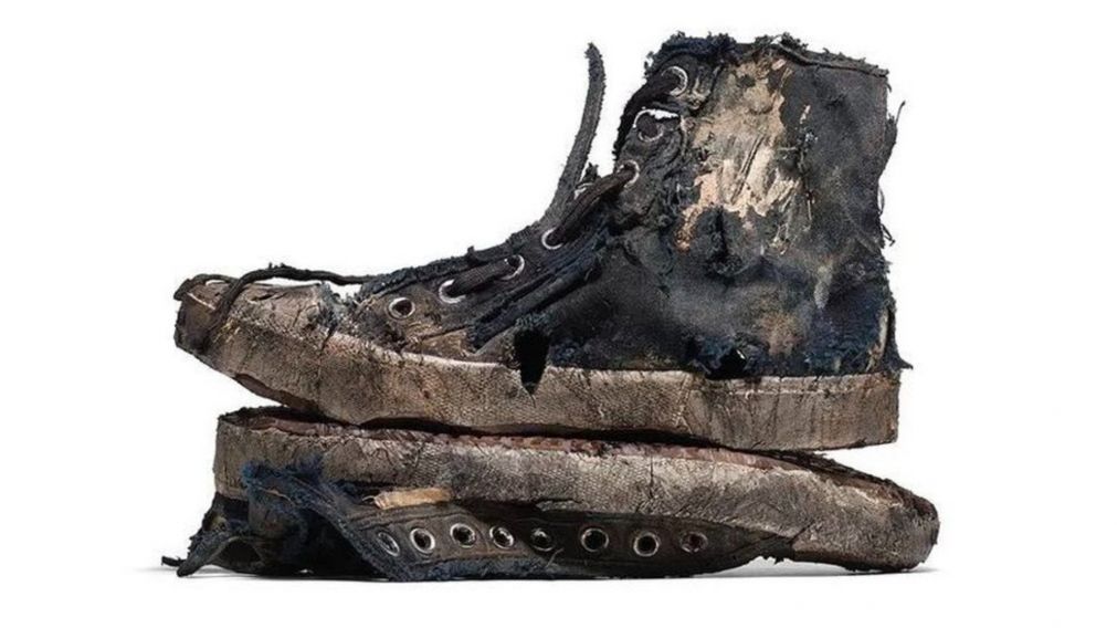 Las nuevas zapatillas de Balenciaga que son tendencia en las redes sociales por su apariencia de "rotas".