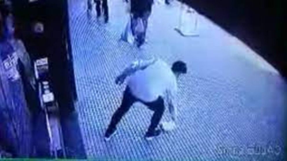 Un joven encontr� 70 mil pesos en la calle y no dud� en devolv�rselos al abuelo que los hab�a perdido (imagen captura v�deo).