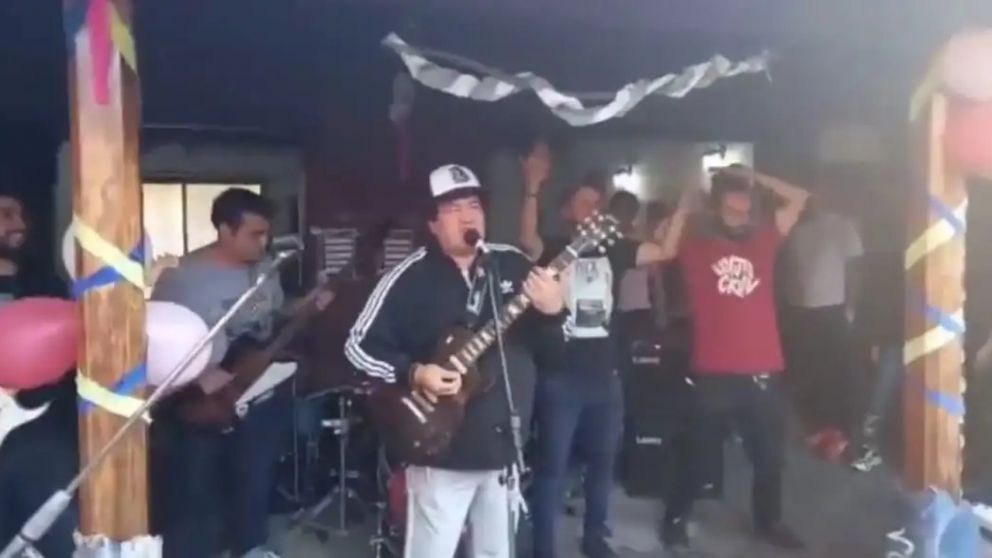 El artista dio un show íntimo e ilusionó a sus fanáticos con un posible regreso (imagen captura vídeo).