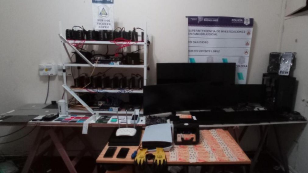 Estos son algunos de los elementos que fueron hallados por los investigadores policiales.