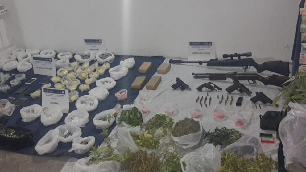 Parte de los objetos que fueron secuestrados por las autoridades policiales.