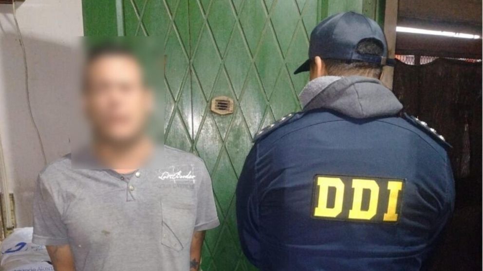 Este es uno de los sospechosos que fue capturado por los investigadores policiales.