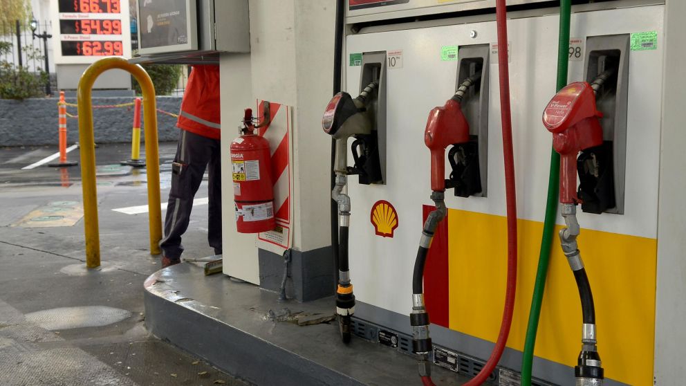 La petrolera Shell subi� junto a Axion por tercera vez en el a�o el valor de la nafta (Cr�nica/Fernando P�rez Re).