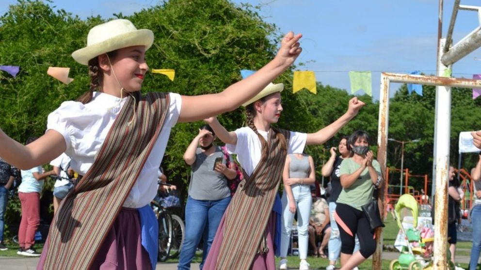 Roque Pérez está de fiesta, celebrando el sexto aniversario del Mercado Bien Auténtico.